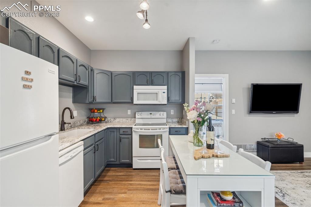 Image 34 of 49: Fully Remodeled Apartment Over Garage