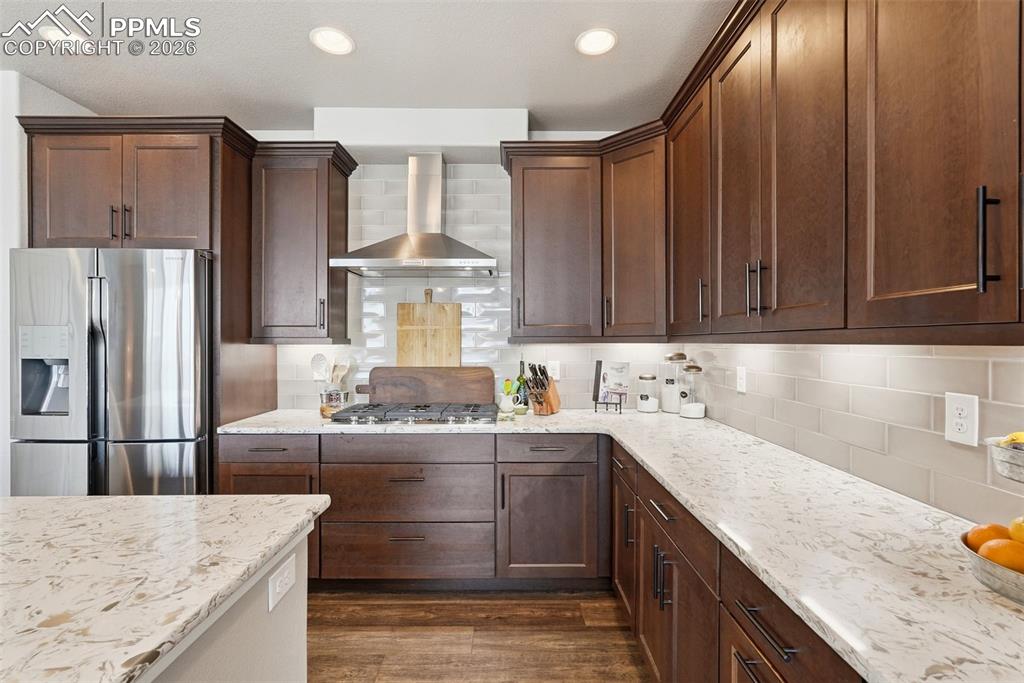 Image 10 of 50: Kitchen