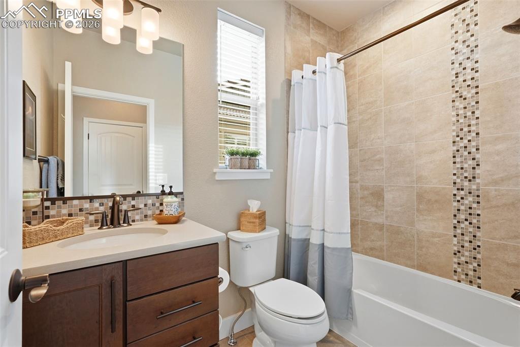 Image 15 of 50: Bathroom