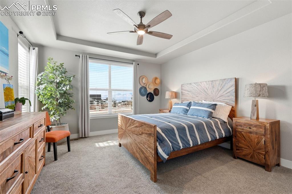 Image 17 of 50: Bedroom