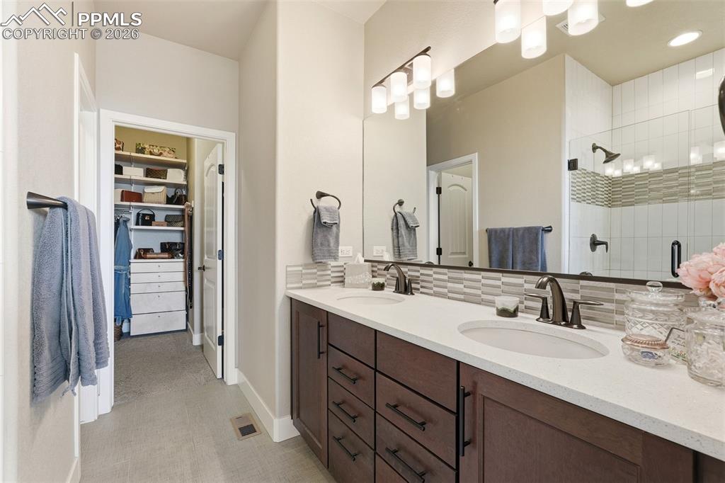 Image 19 of 50: Bathroom