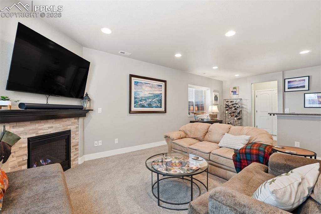 Image 23 of 50: Living Room