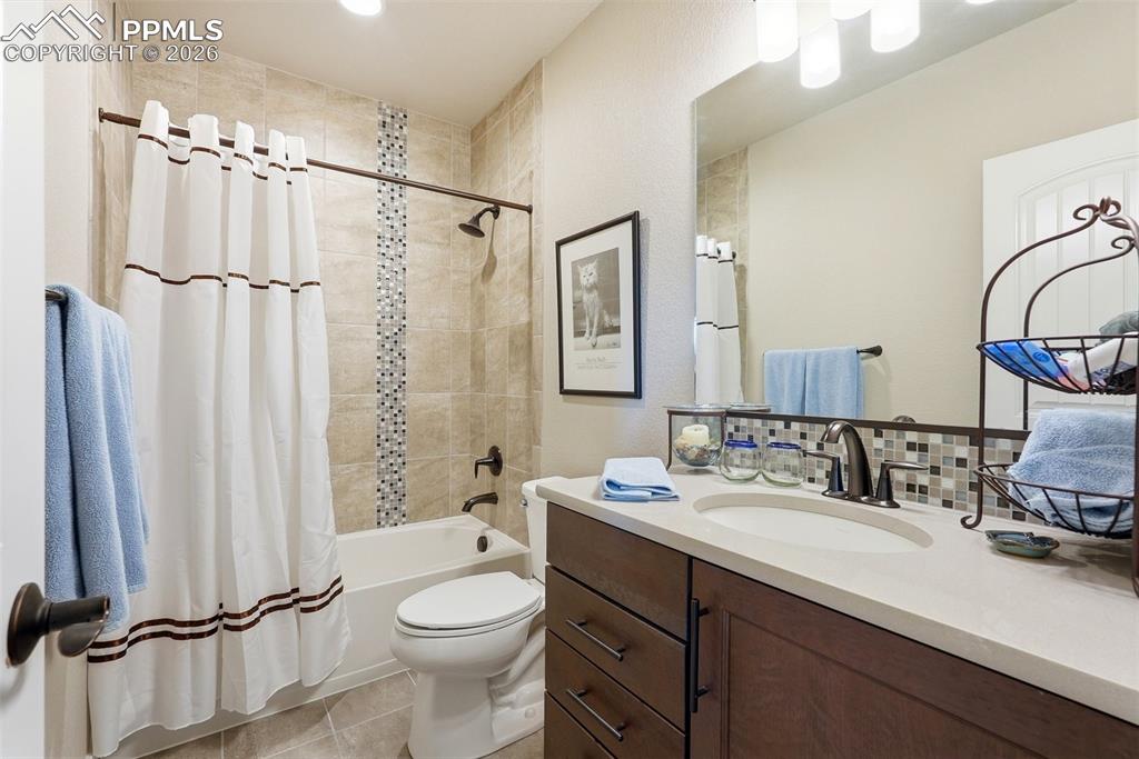 Image 28 of 50: Bathroom