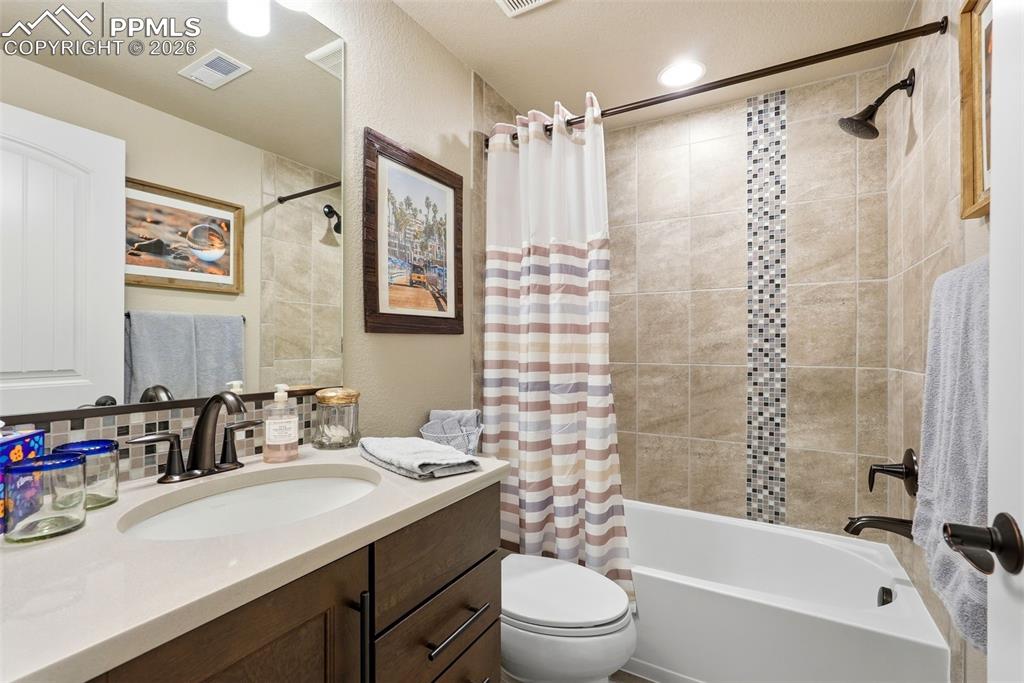 Image 31 of 50: Bathroom