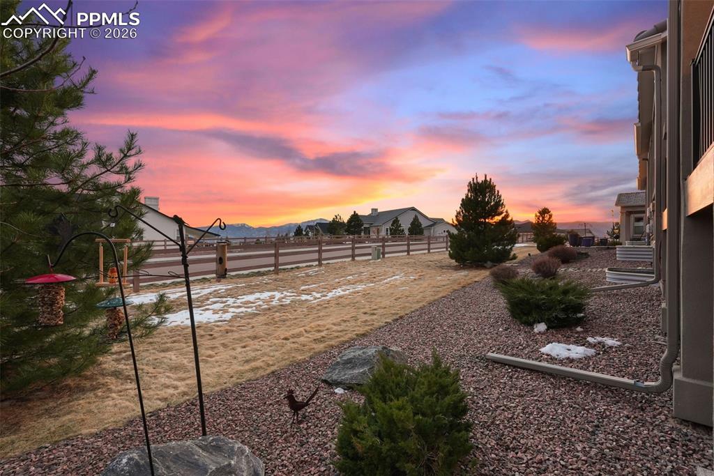 Image 39 of 50: Yard