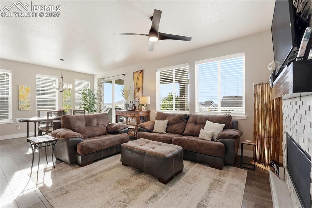 Image 4 of 50: Living Room