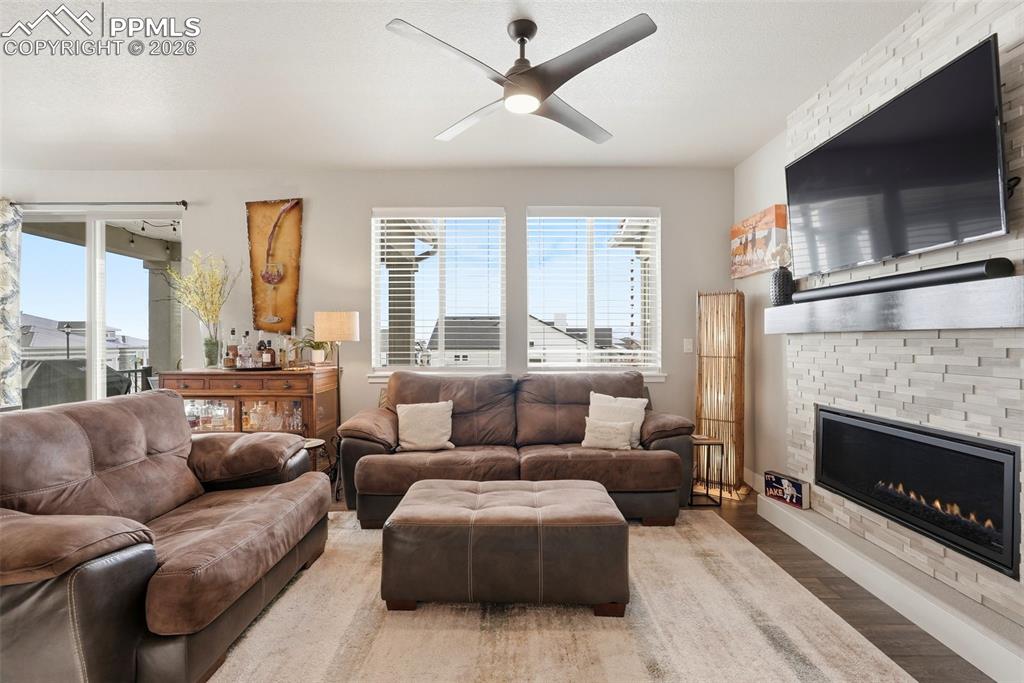 Image 5 of 50: Living Room