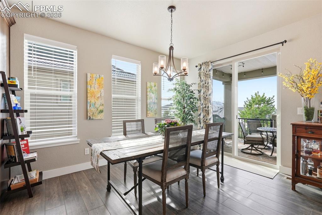 Image 6 of 50: Dining Area