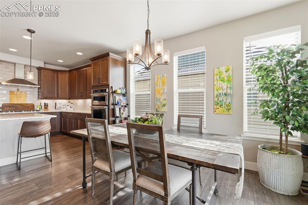 Image 8 of 50: Dining Area