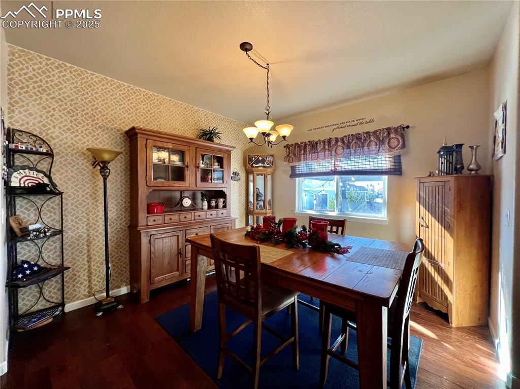 Image 16 of 37: Dining Area