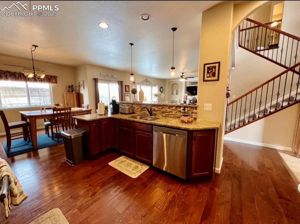 Image 18 of 37: Kitchen