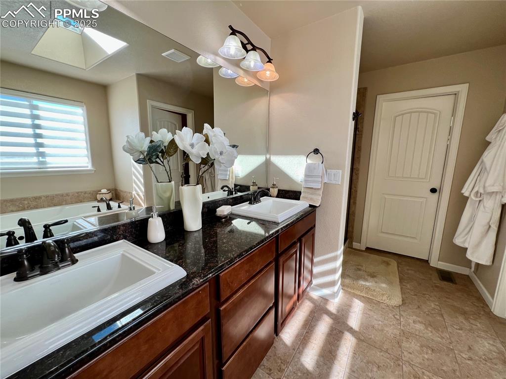 Image 23 of 37: Bathroom