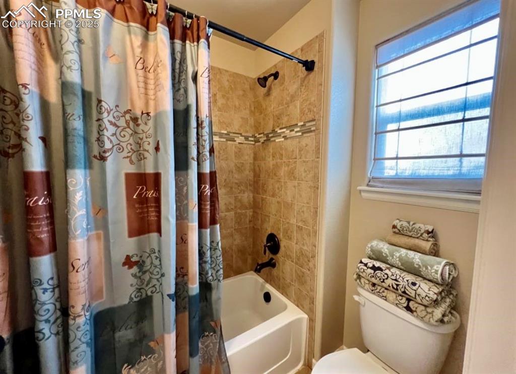 Image 29 of 37: Bathroom