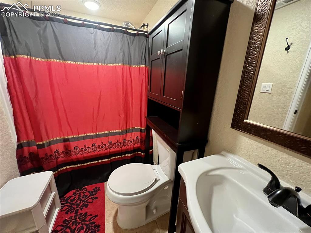 Image 37 of 37: Bathroom