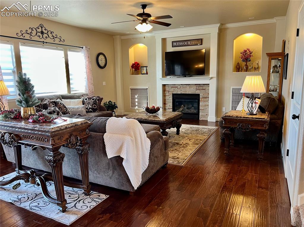 Image 5 of 37: Living Room