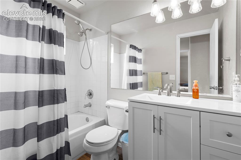 Image 16 of 37: Bathroom