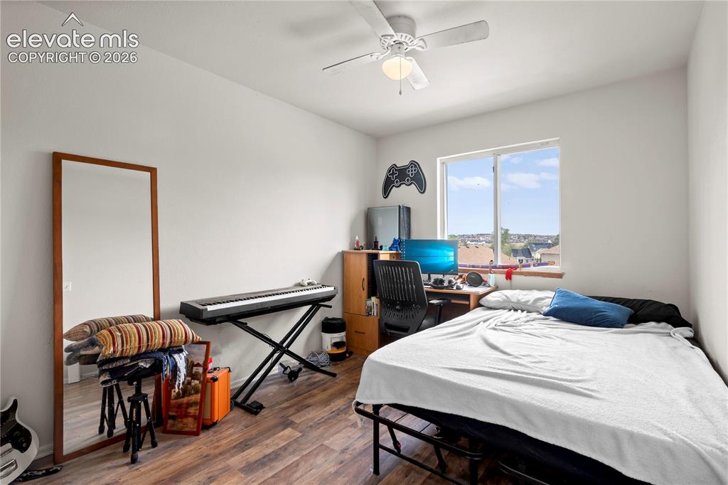 Image 18 of 37: Bedroom