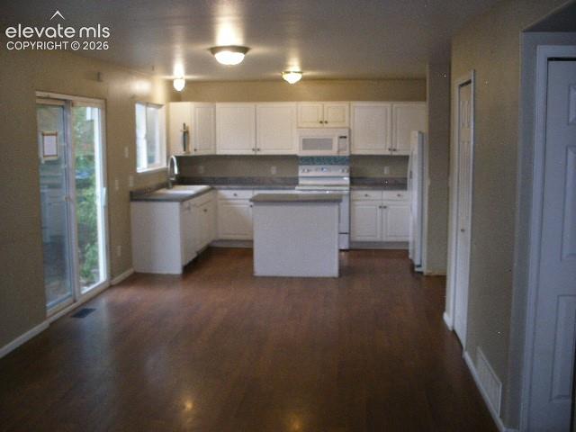 Image 14 of 37: Kitchen