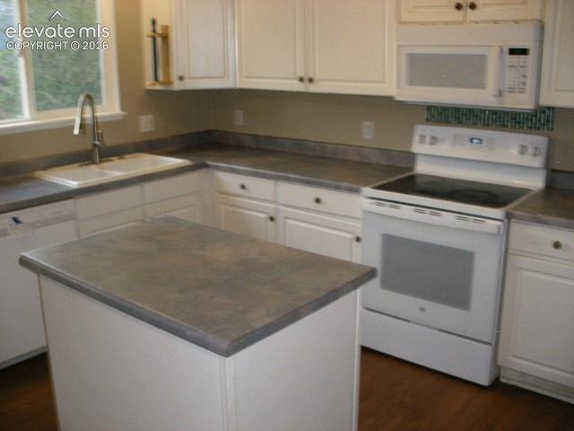 Image 18 of 37: Kitchen