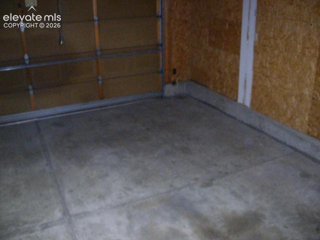 Image 34 of 37: Garage