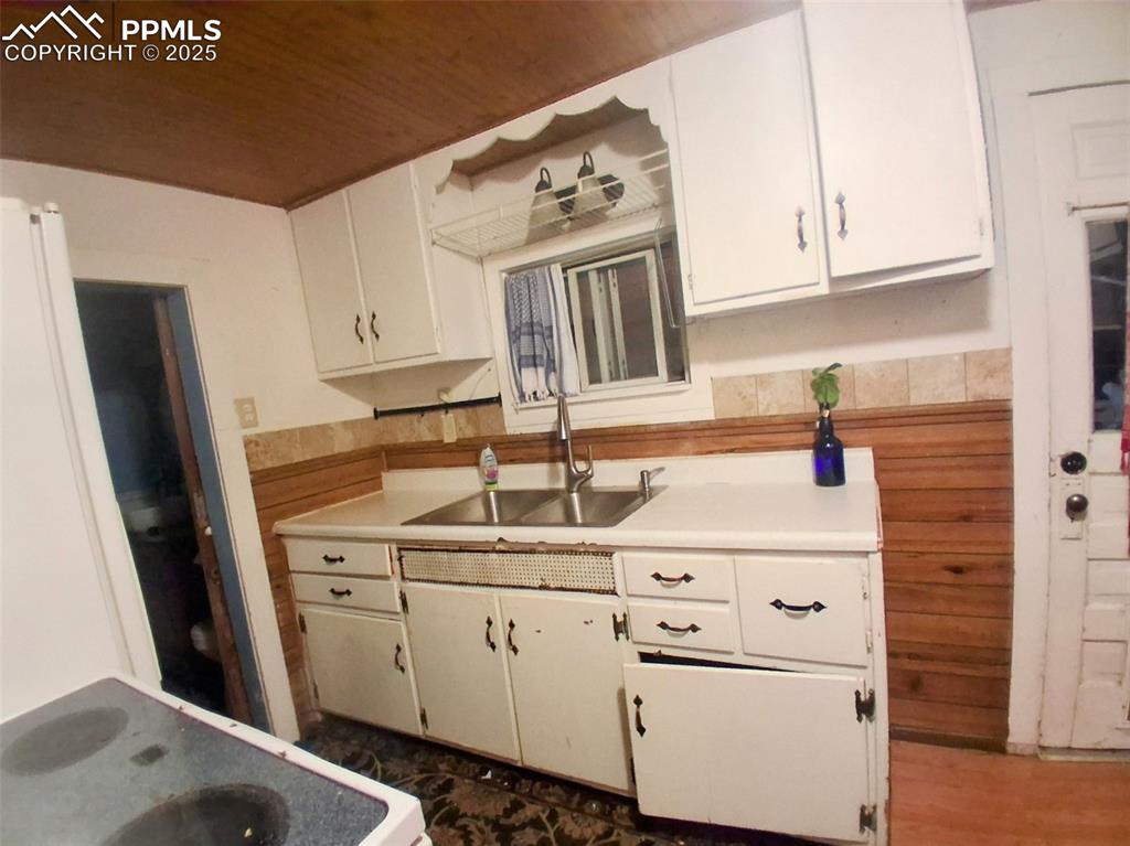 Image 14 of 29: Kitchen