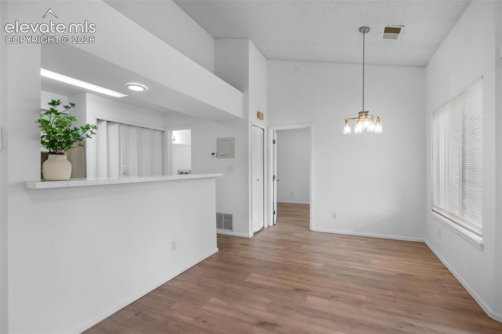 Image 10 of 35: Dining Area