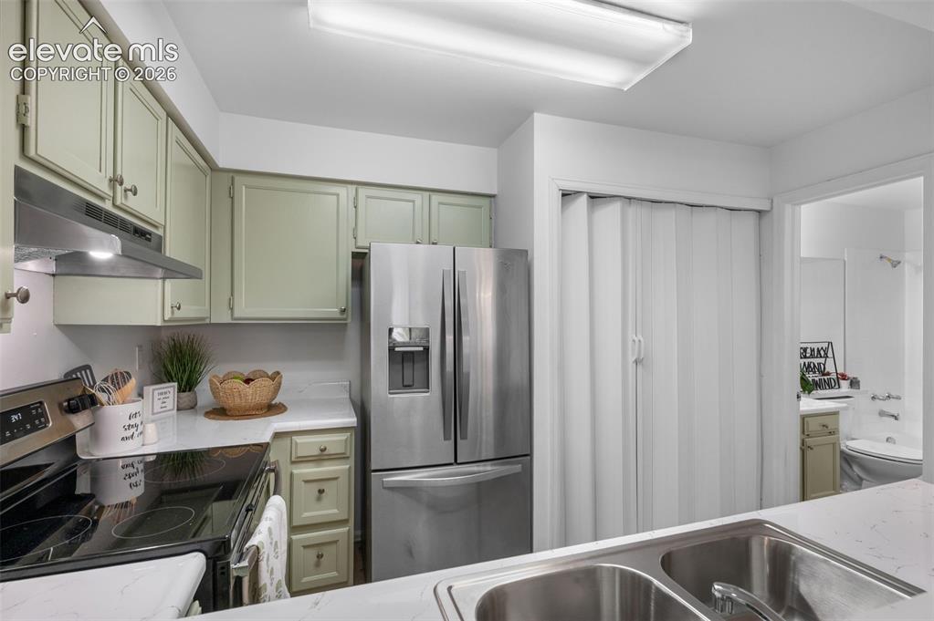 Image 14 of 35: Kitchen