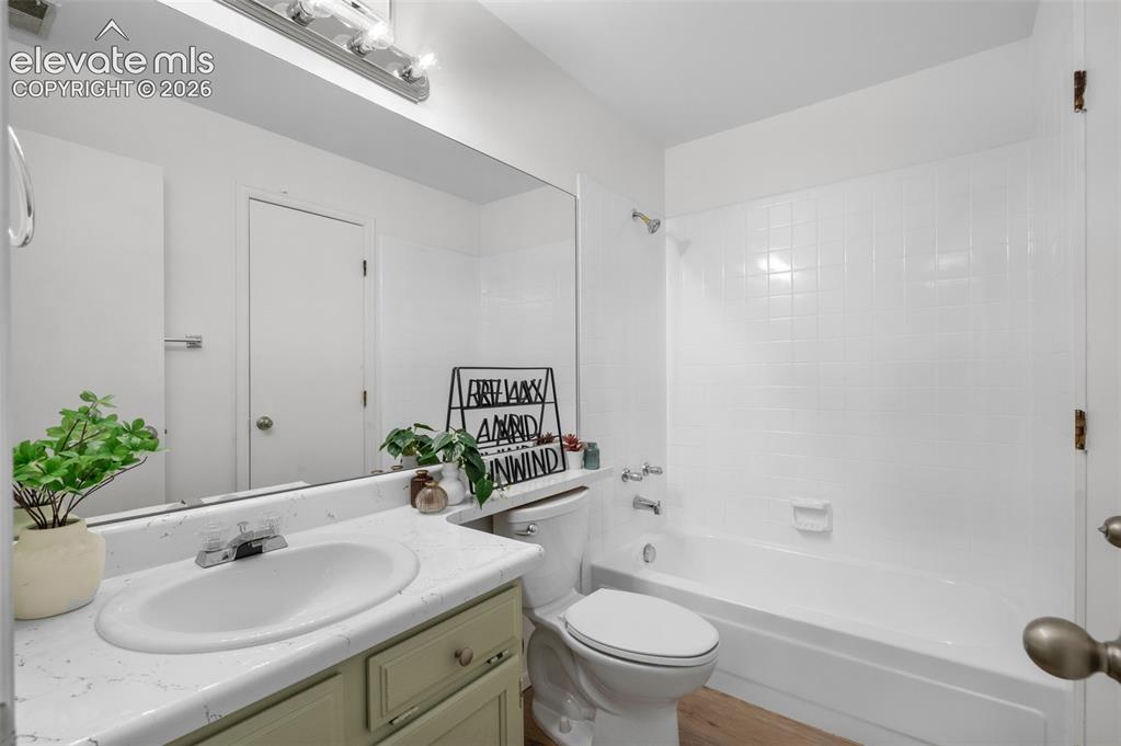 Image 20 of 35: Bathroom with 2 entrances (Kitchen & Bedroom)
