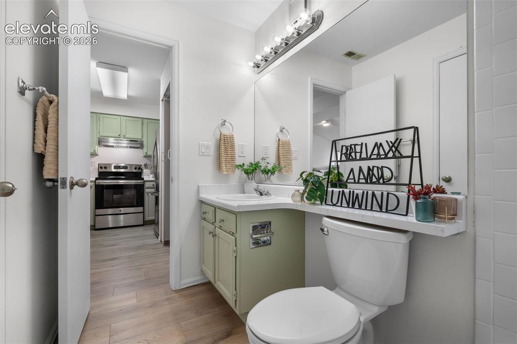 Image 21 of 35: Bathroom with 2 entrances (Kitchen & Bedroom)