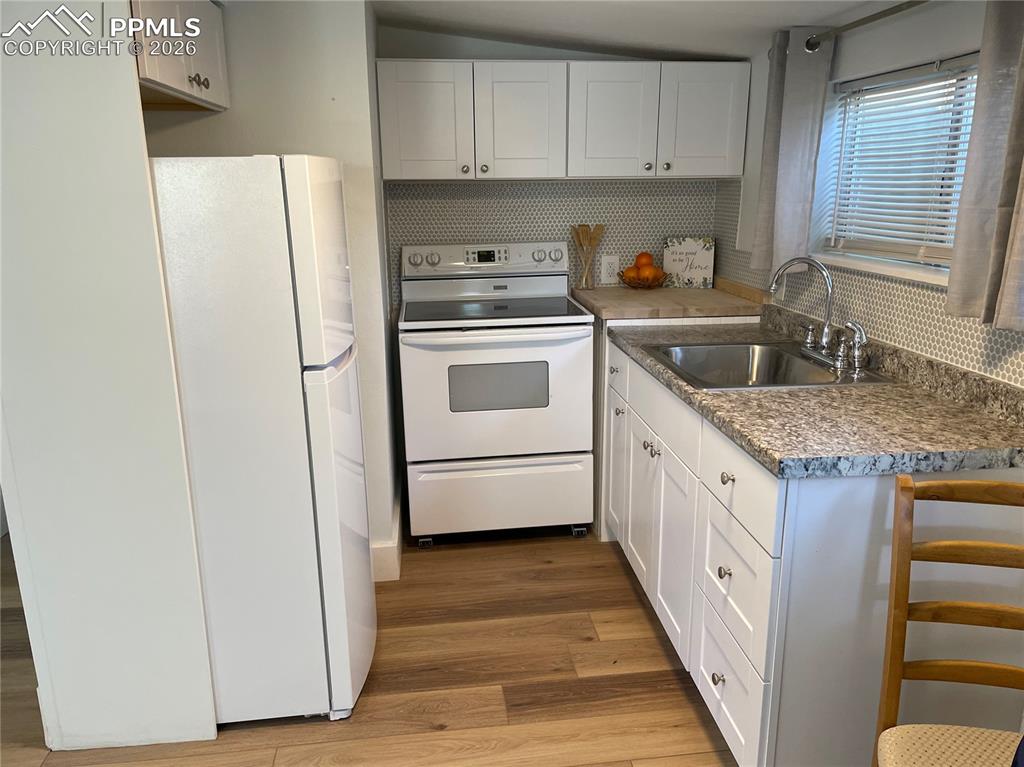 Image 8 of 30: Cottage Kitchen