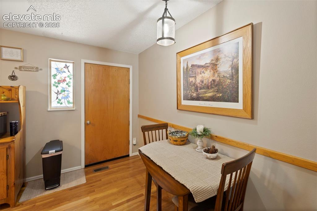 Image 10 of 50: Dining Area