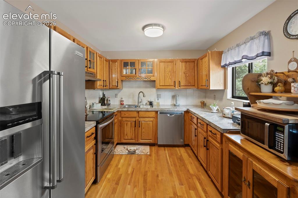 Image 12 of 50: Kitchen
