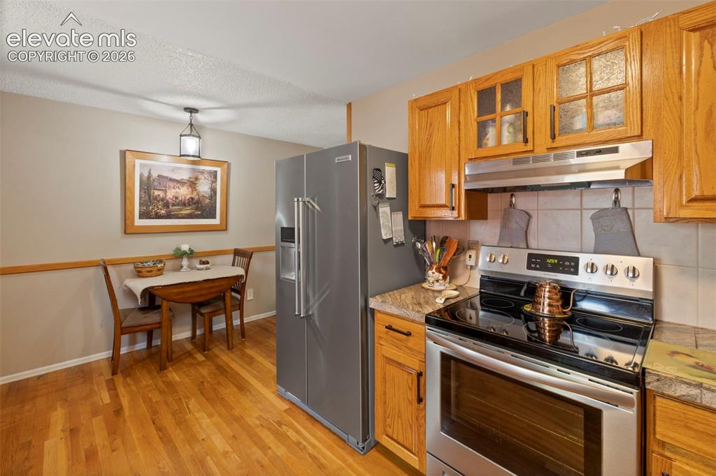 Image 13 of 50: Kitchen