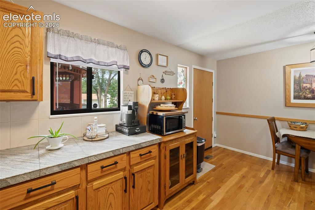 Image 14 of 50: Kitchen
