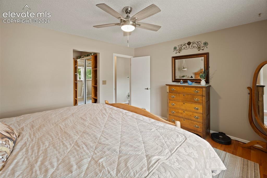 Image 17 of 50: Bedroom