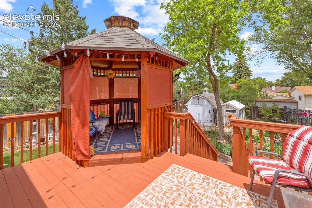 Image 39 of 50: Deck