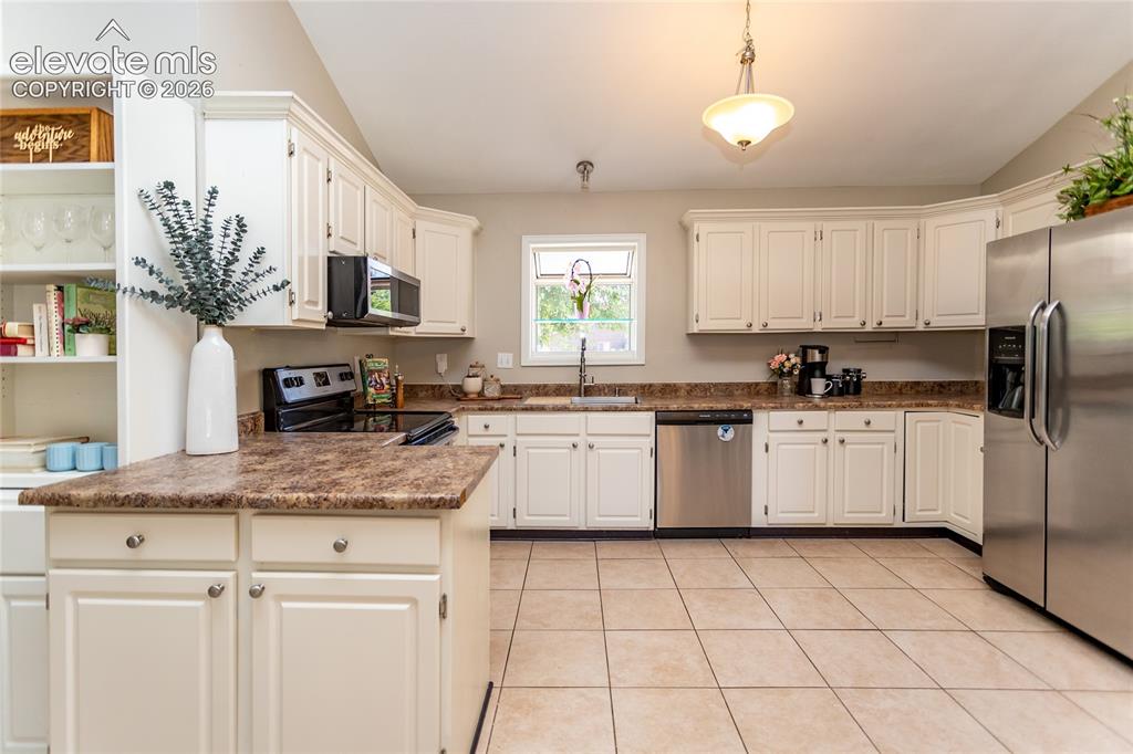 Image 10 of 40: Large kitchen with lots of storage and counter space!
