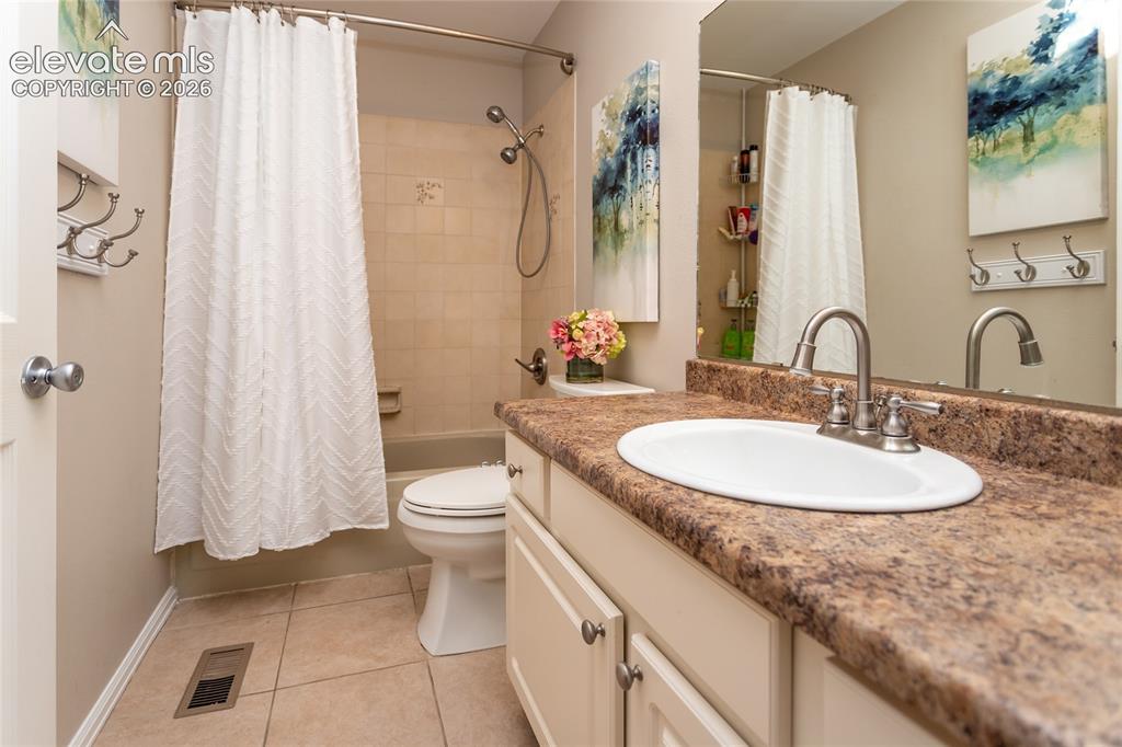 Image 18 of 40: Upper level bath