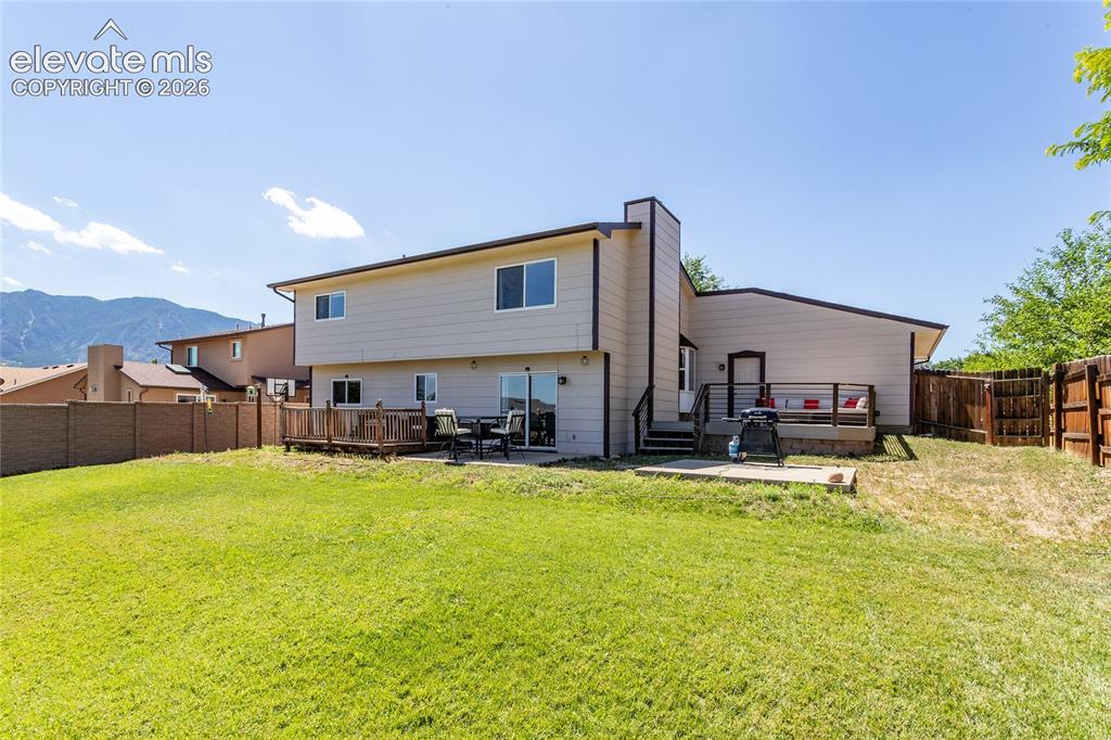 Image 32 of 40: Large back yard perfect for entertaining with concrete pad to add a hot tub