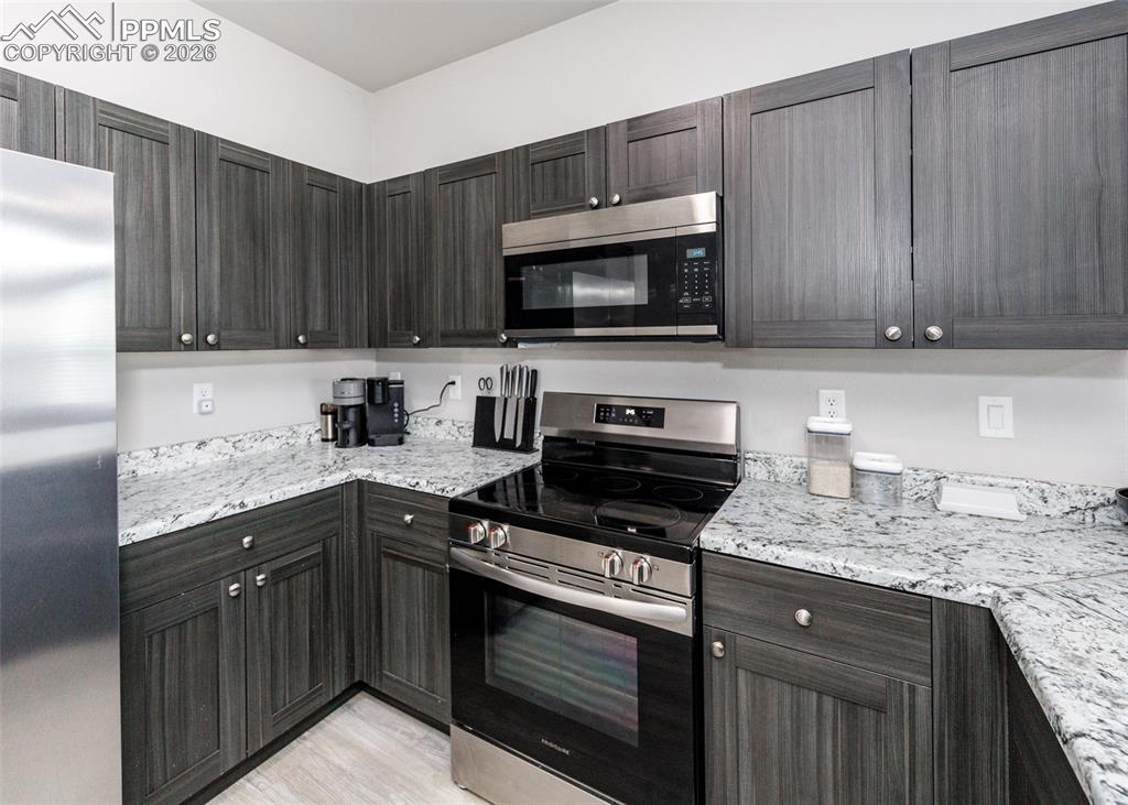 Image 11 of 26: Kitchen