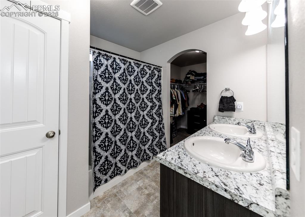 Image 18 of 26: Bathroom