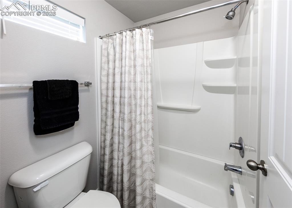 Image 25 of 26: Bathroom