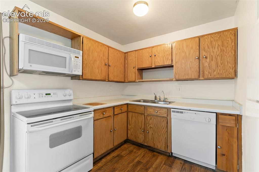 Image 14 of 29: Kitchen