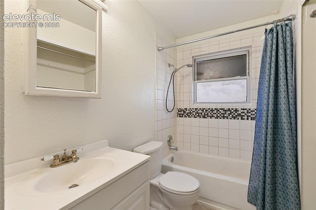 Image 19 of 29: Bathroom