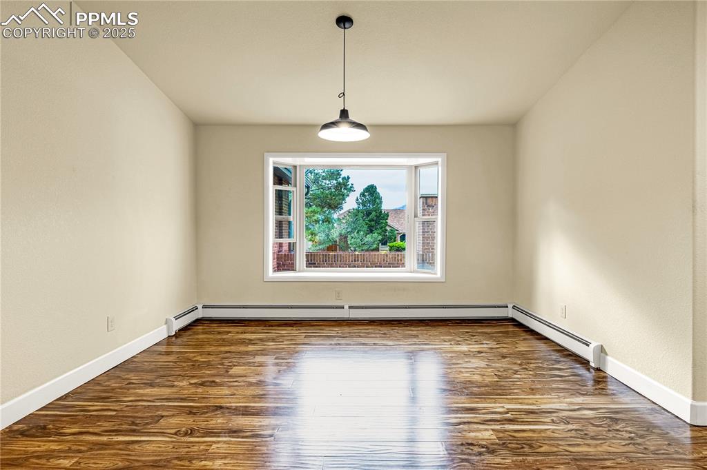 Image 11 of 35: Dining Area