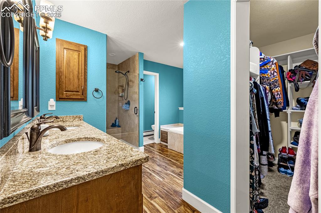 Image 22 of 35: Bathroom