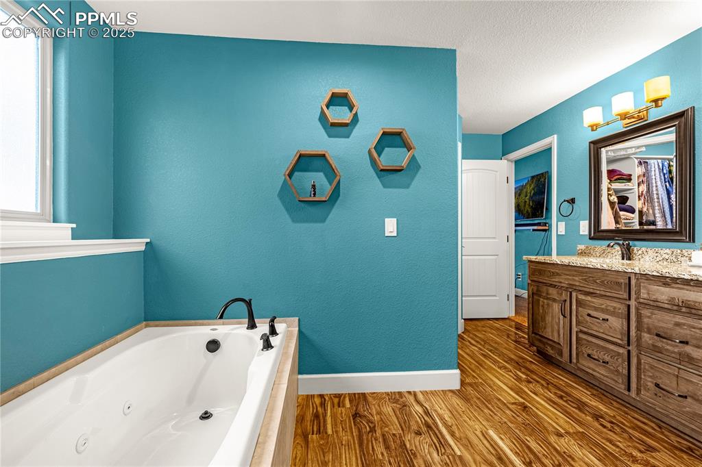 Image 23 of 35: Bathroom