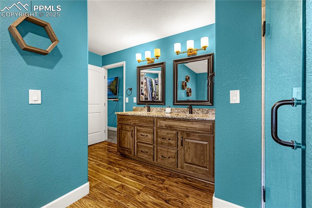 Image 24 of 35: Bathroom