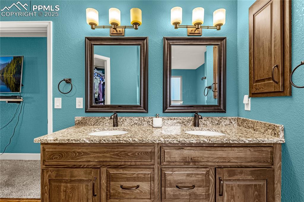 Image 27 of 35: Bathroom