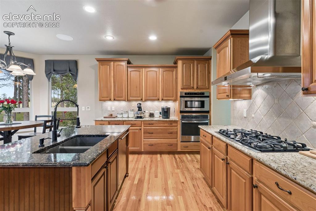 Image 13 of 50: Kitchen